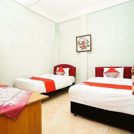 Kartika Syariah Homestay By Stayku Surabaya Exteriör bild