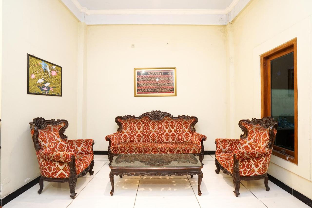 Kartika Syariah Homestay By Stayku Surabaya Exteriör bild
