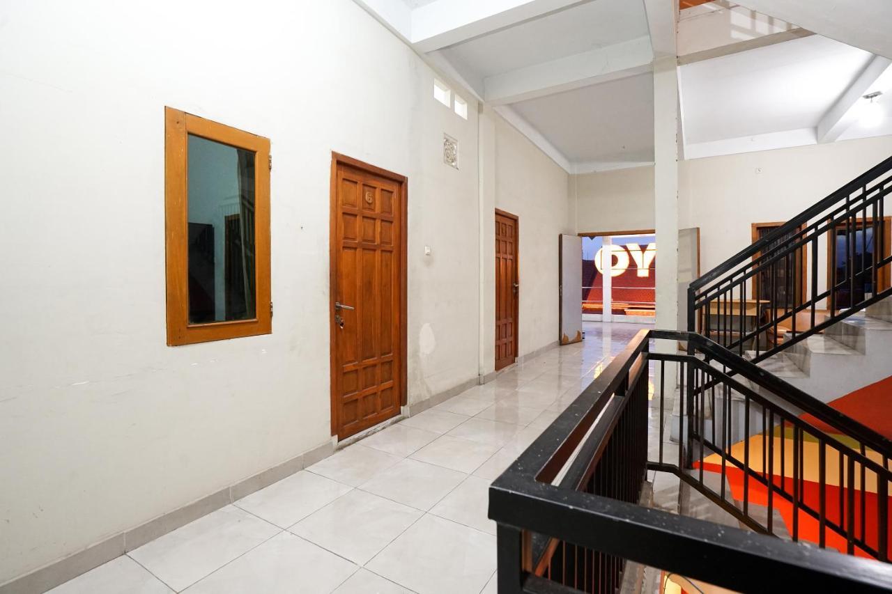 Kartika Syariah Homestay By Stayku Surabaya Exteriör bild