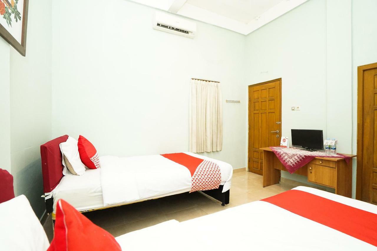 Kartika Syariah Homestay By Stayku Surabaya Exteriör bild
