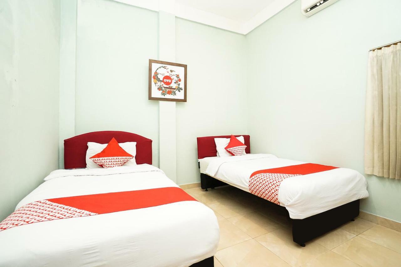 Kartika Syariah Homestay By Stayku Surabaya Exteriör bild