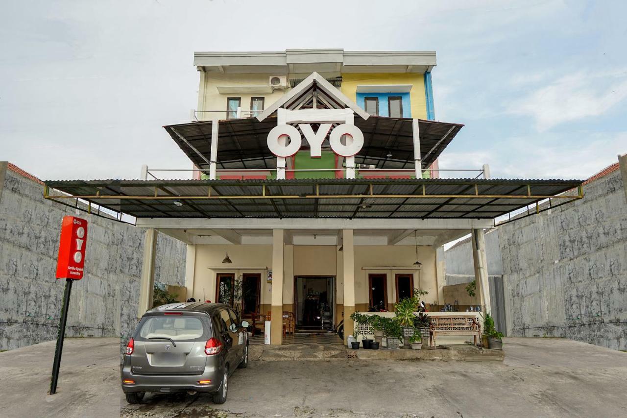 Kartika Syariah Homestay By Stayku Surabaya Exteriör bild